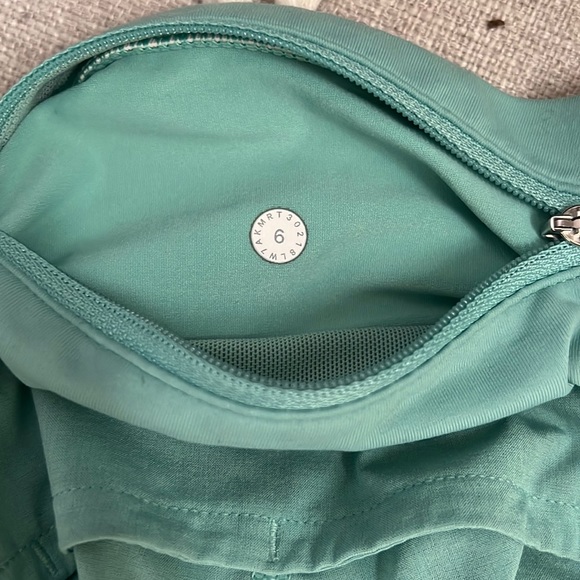 💕SOLD💕Lululemon Toothpaste Speed Up Shorts - Picture 3 of 6